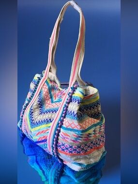 🇺🇸NWT America and Beyond Faux Embroidered MULTI-COLORED zigzag & PomPom Tote